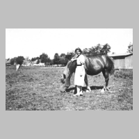 109-0006 Frau Schroeder mit einem Pferd auf der Weide.jpg